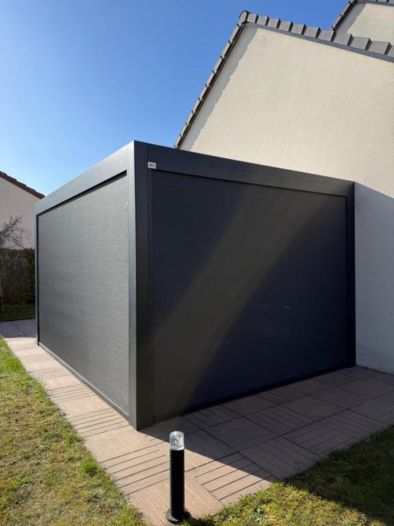 Pergola avec stores, éclairage LED et chauffage à Nancy, Toul et Lunéville : comment créer un extérieur toute l’année ?